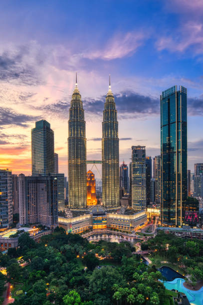 Skyline di Kuala Kumpur al crepuscolo - foto stock