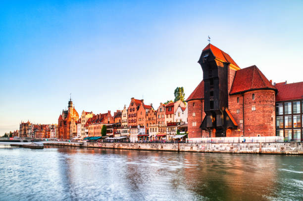 Vieille ville de Gdansk avec la rivière Motlawa calme pendant une journée ensoleillée, Pologne - Photo