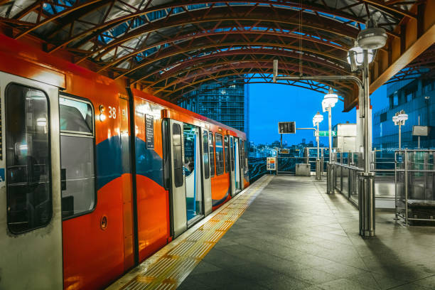 un treno si fermò in una delle stazioni della metropolitana di londra. - docklands light railway foto e immagini stock