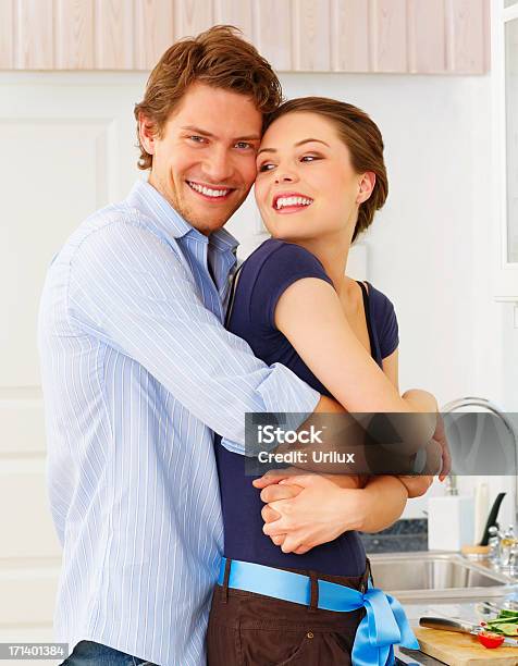 Romantyczna Para W Casuals Delektując Się Goodtime W Kuchni - zdjęcia stockowe i więcej obrazów Dorosły