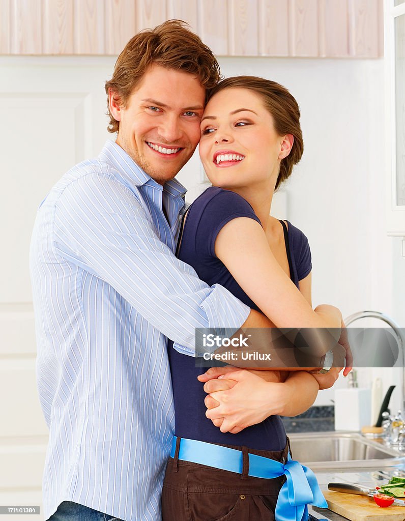 Casal romântico em casuals desfrutar de uma goodtime na cozinha - Royalty-free Adulto Foto de stock