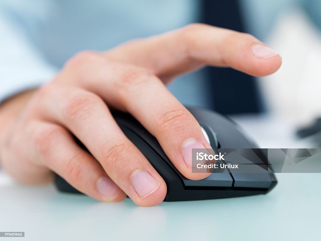 男性のクローズアップの手に、コンピューターのマウス機能 - カラー画像のロイヤリティフリーストックフォト
