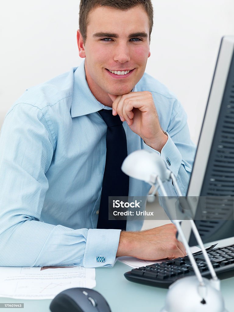 Jeune homme d'affaires au bureau avec ordinateur - Photo de Adulte libre de droits