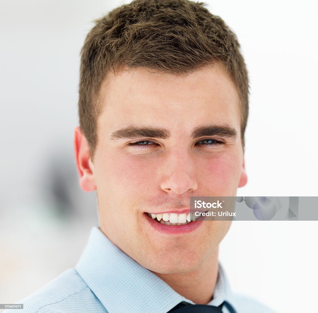 Detalhe do retrato de um homem de negócios jovem feliz isolado - Foto de stock de Adulto royalty-free