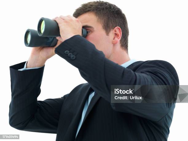 Hombre De Negocios Joven Mirando A Través De Binocular Aislado En Blanco Foto de stock y más banco de imágenes de Adulto