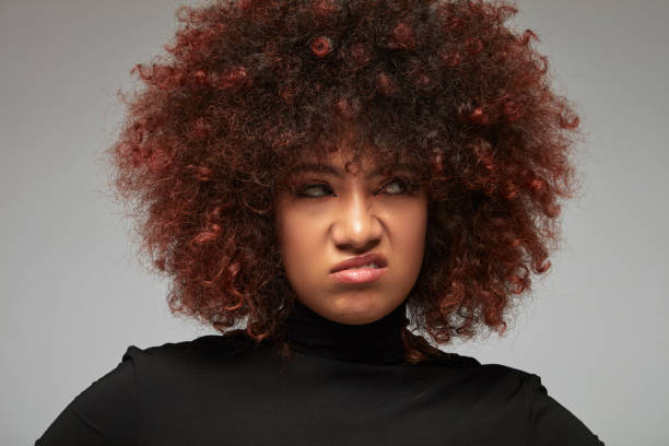 une jeune femme métisse aux cheveux bouclés, rancunière et en colère. - disgust women african ethnicity human face photos et images de collection