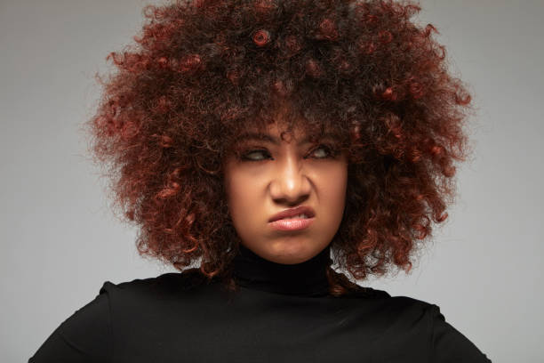 巻き毛の混血の若い女性で、憤慨し、怒っています。 - disgust women african ethnicity human face ストックフォトと画像