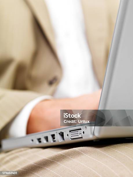 Foto de Homem De Negócios Usando O Laptop e mais fotos de stock de Adulto - Adulto, Computador, Dedo - Termo anatômico