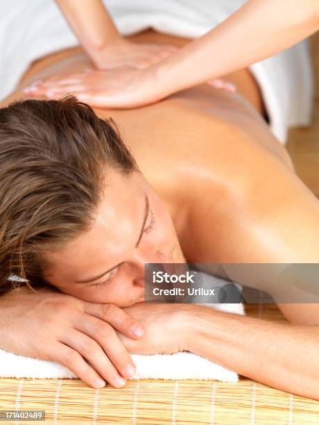 Hombre Feliz Recibir Masaje En El Spa Foto de stock y más banco de imágenes de Adulto - Adulto, Adulto joven, Alegre