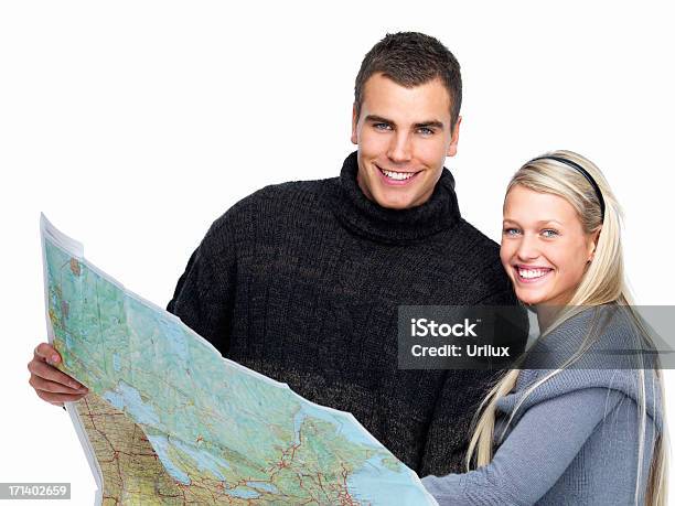 Casal Jovem Moderno Ler Um Mapa De Viagens - Fotografias de stock e mais imagens de Adulto - Adulto, Beleza, Casal