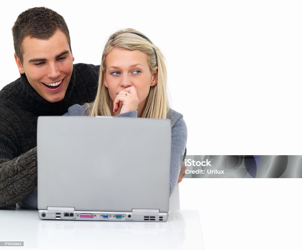 Современная пара с ноутбуком женщина не заинтересован - Стоковые фото Беспроводная технология роялти-фри