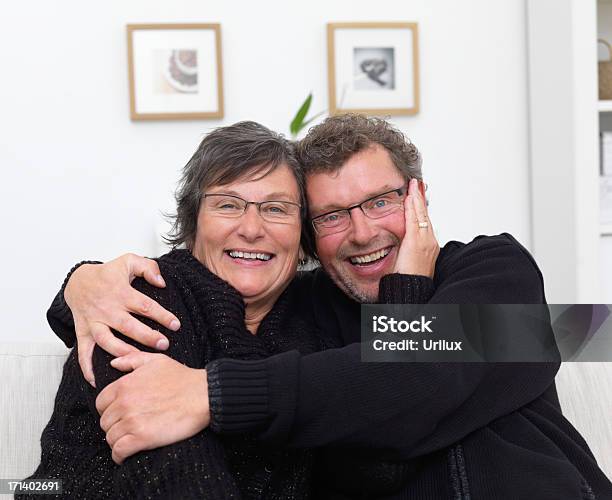 Pareja Madura Feliz Con Brazos En Los Demás Foto de stock y más banco de imágenes de Adulto - Adulto, Adulto maduro, Alegre