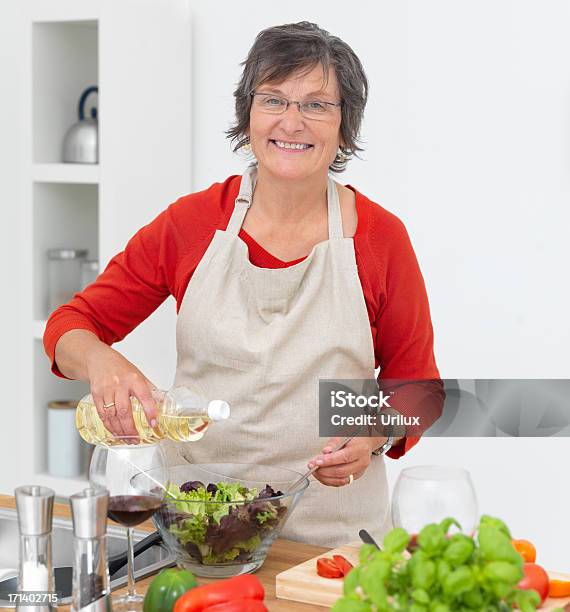 Donna Matura Preparazione Cibi In Cucina - Fotografie stock e altre immagini di Adulto - Adulto, Adulto in età matura, Allegro