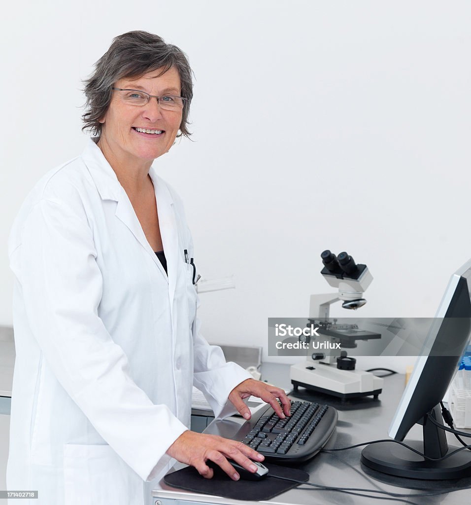 Pesquisador, usando o computador no laboratório - Foto de stock de Adulto royalty-free