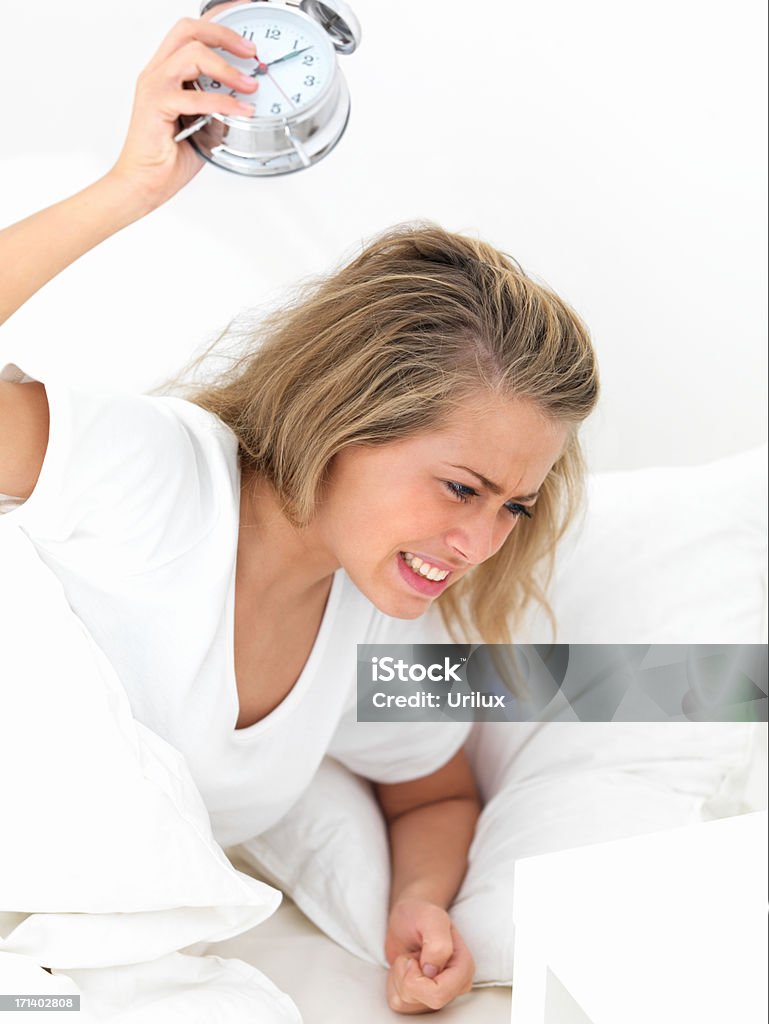 Plano aproximado de mulher jovem irritada Bater com a Despertador - Royalty-free Adulto Foto de stock