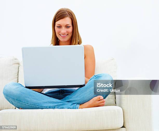앉아 있는 여성 소파 및 노트북 컴퓨터 노트북에 대한 스톡 사진 및 기타 이미지 - 노트북, 노트북 사용하기, 명랑한