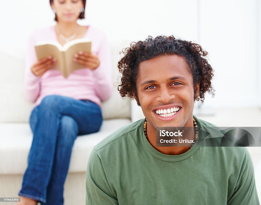 Jeune homme souriant et femme lisant un livre dans la - Photo de Adulte libre de droits