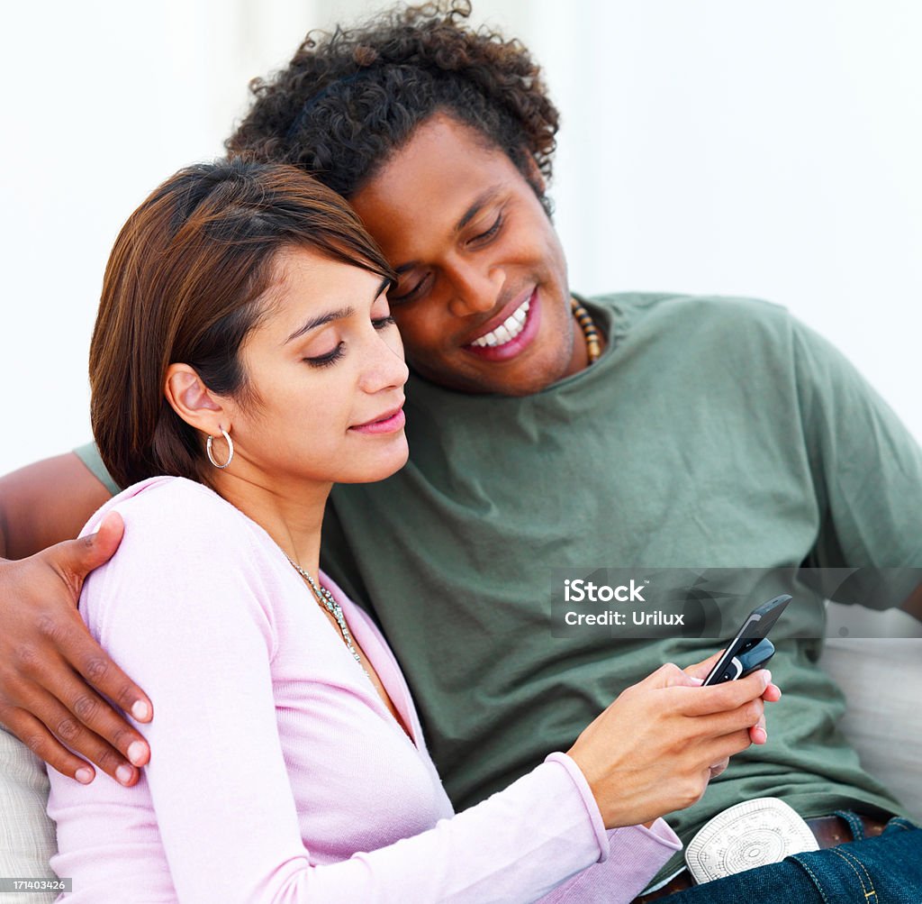 행복함 사용하여 웃는 커플입니다 휴대폰 흰색 - 로열티 프리 명랑한 스톡 사진