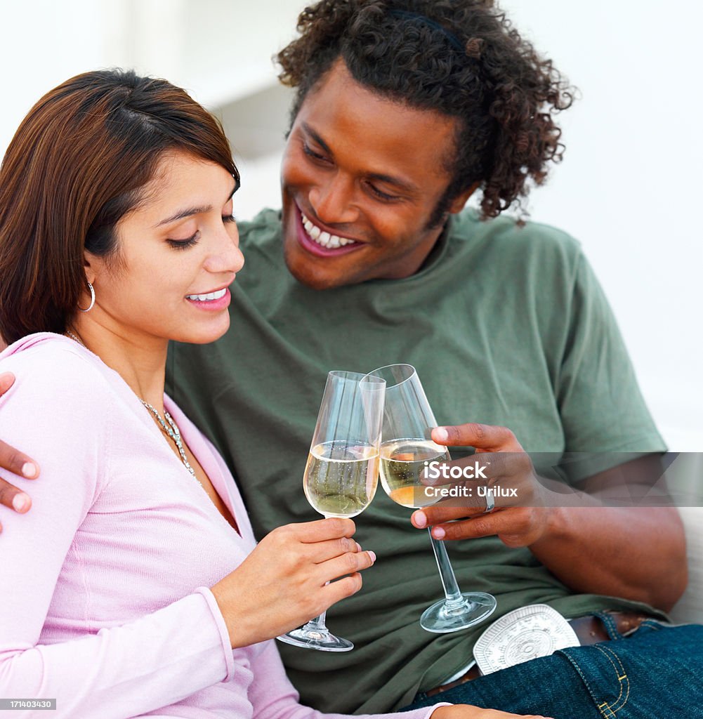 Feliz pareja joven sosteniendo copas de champaña - Foto de stock de Adulto libre de derechos