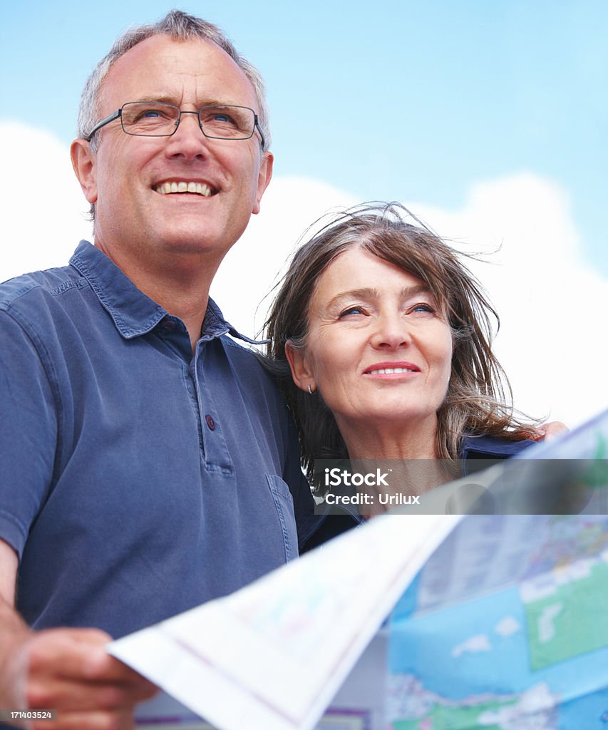 Edad feliz pareja mirando adelante con Mapa de mano - Foto de stock de Adulto libre de derechos