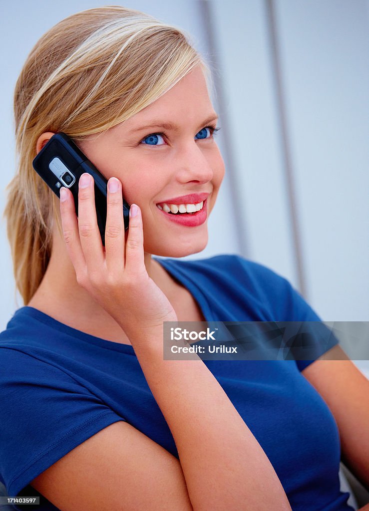 Zbliżenie Portret fajny Uśmiechający się kobieta przy użyciu telefon komórkowy - Zbiór zdjęć royalty-free (Dorosły)