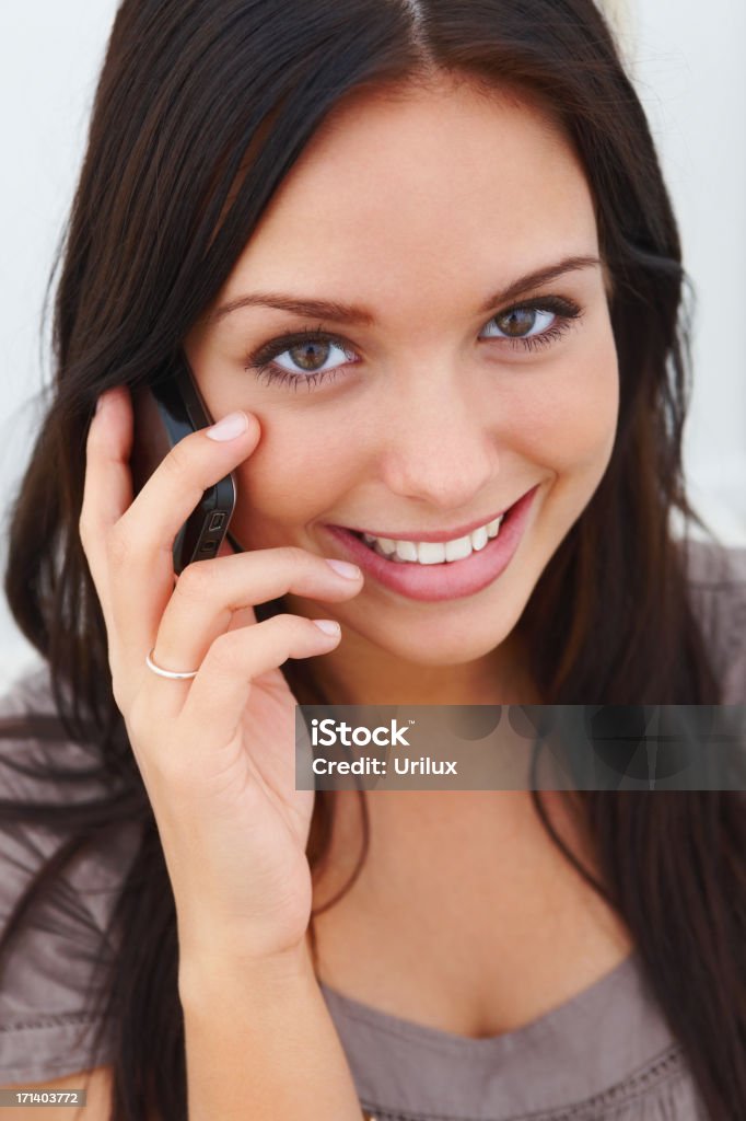 Gros plan portrait d'une jeune fille à l'aide de téléphone portable - Photo de Adulte libre de droits