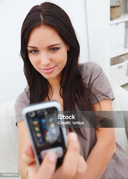 Plano Aproximado De Uma Menina Jovem Tendo Autoretrato Em Um Cellphone - Fotografias de stock e mais imagens de Adulto