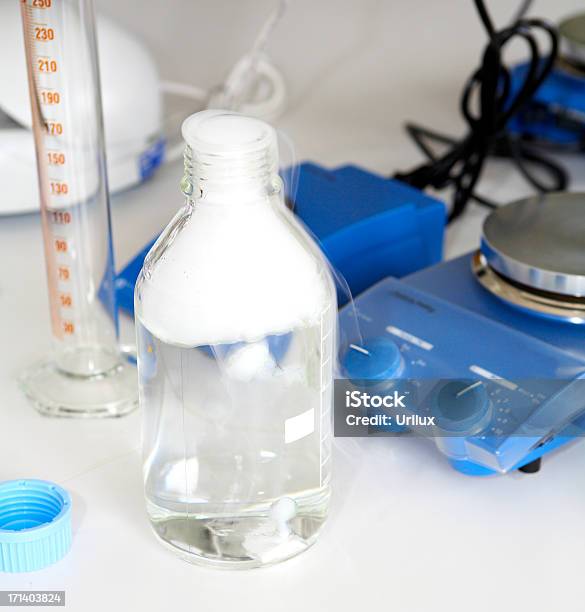 Diferentes Instrumentos De Laboratorio Foto de stock y más banco de imágenes de Analizar - Analizar, Biología, Biotecnología