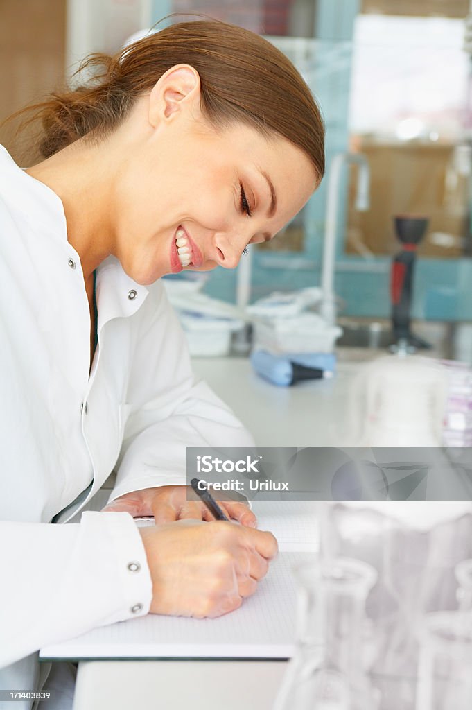 Cientista trabalhando - Foto de stock de Biologia royalty-free