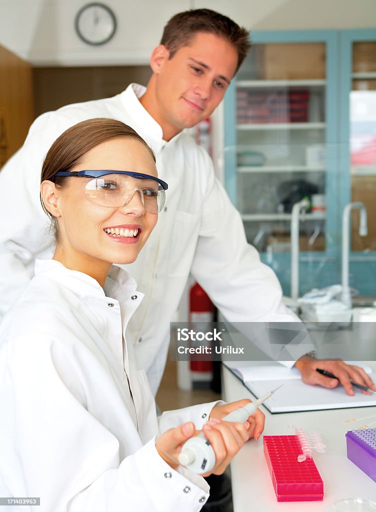 Dos personas en un laboratorio - Foto de stock de Abrigo libre de derechos