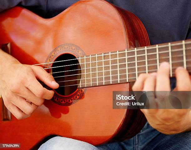 Photo libre de droit de Détail Des Mains Dun Petit Garçon Jouant De La Guitare banque d'images et plus d'images libres de droit de Adulte