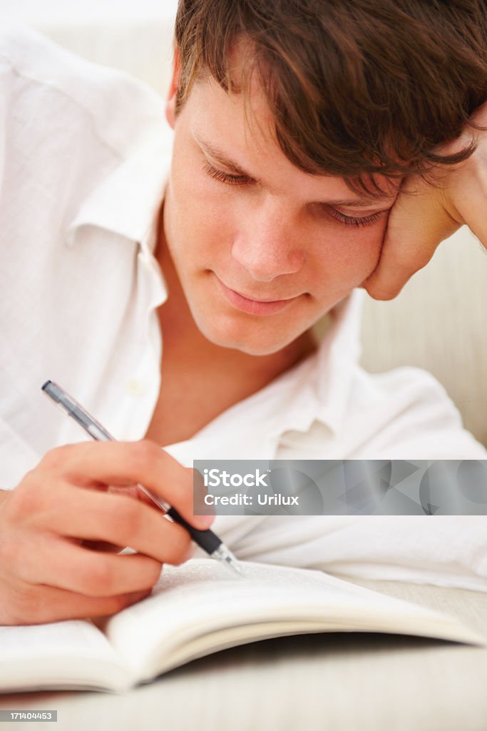 Красивый молодой человек, писать Забронируйте - Стоковые фото Вертикальный роялти-фри