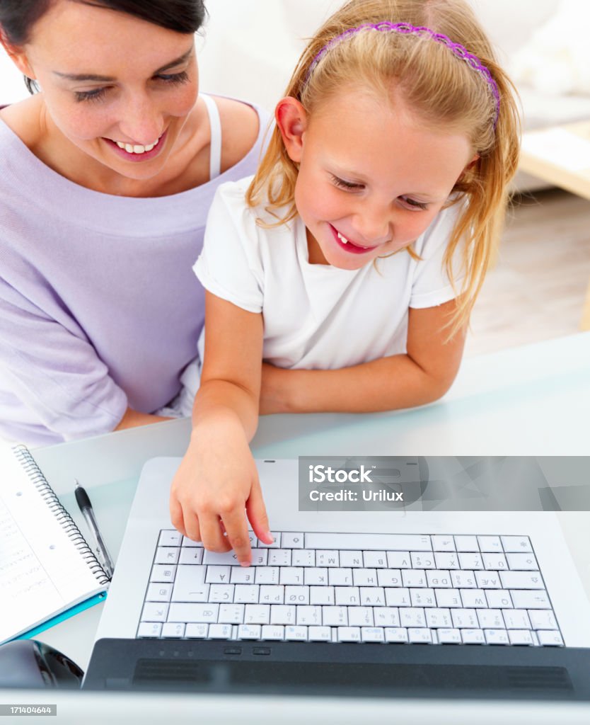 Feliz jovem mãe com sua filha usando computador portátil - Royalty-free Adulto Foto de stock