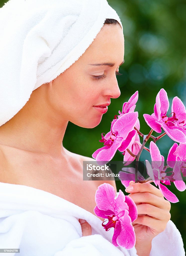 Retrato de un joven pretty girl holding frescas flores de rosa - Foto de stock de Adulto libre de derechos