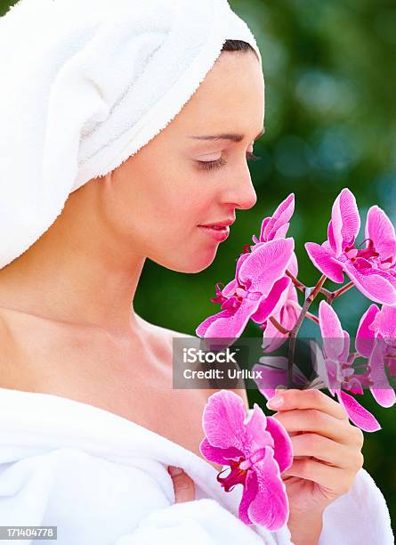 Retrato De Un Joven Pretty Girl Holding Frescas Flores De Rosa Foto de stock y más banco de imágenes de Adulto