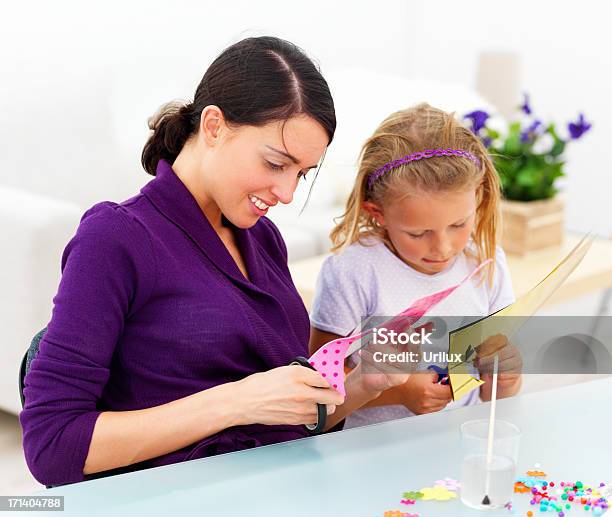 Matka I Córka Siedzi Przy Biurku I Cięcia Papieru Kolor - zdjęcia stockowe i więcej obrazów Biurko