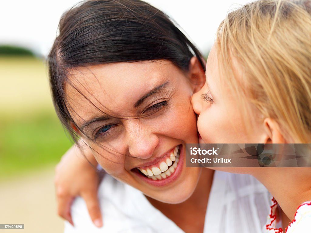 Matka Całować jej szczęśliwa Matka - Zbiór zdjęć royalty-free (Całować)