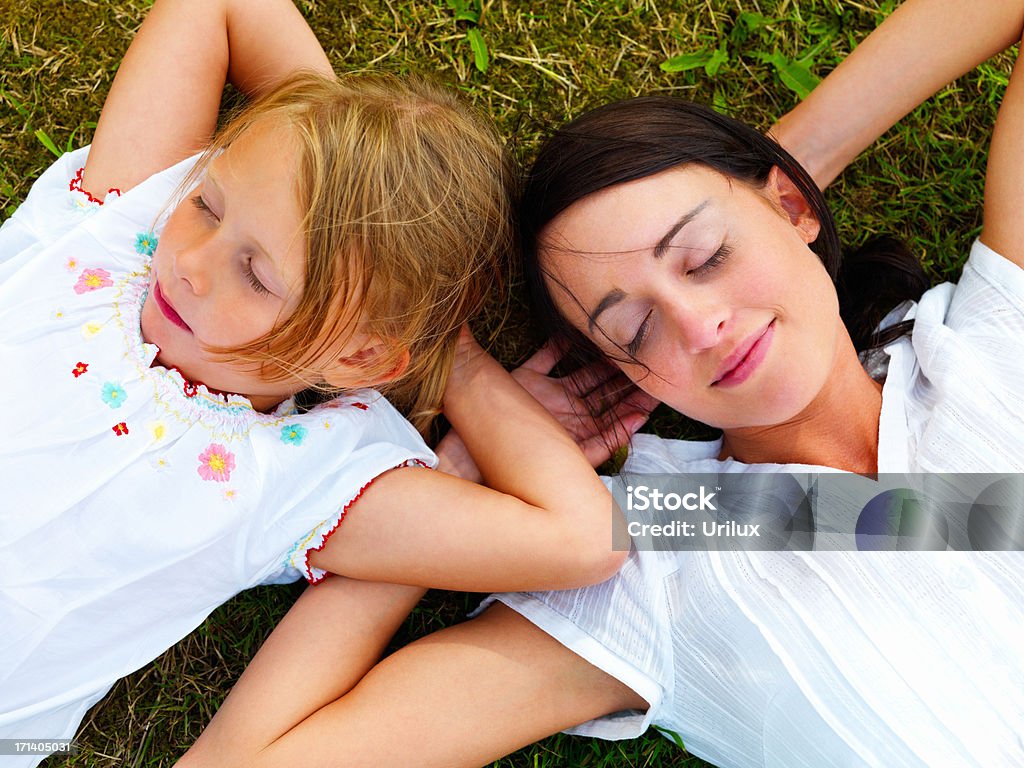 Family-duas irmãs deitado na grama - Foto de stock de Adulto royalty-free