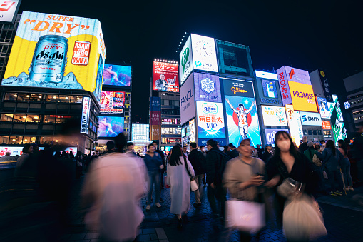 Located in Osaka, Japan, Dotonbori dazzles with its vibrant and colorful signs that come to life at night, creating an enchanting atmosphere. After the impact of the COVID-19 pandemic, tourists have begun to flock back, bringing a renewed energy to the area.