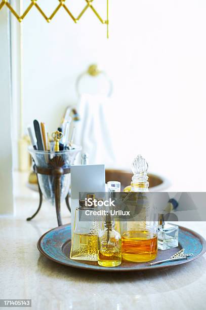 Variado Fragancias Foto de stock y más banco de imágenes de Botella - Botella, Perfume, Asistencia sanitaria y medicina