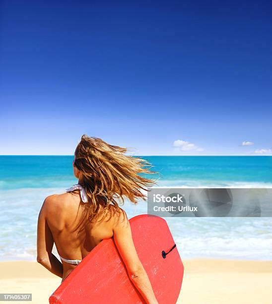 Dia De Surf - Fotografias de stock e mais imagens de Adulto - Adulto, Ao Ar Livre, Biquíni