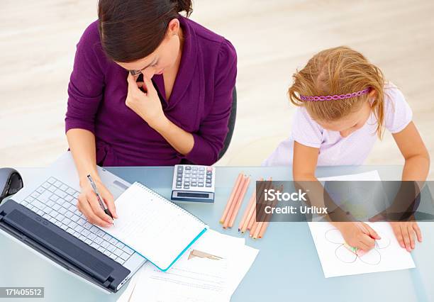 Madre En El Teléfono Mientras Escribir Notas Por Hija De Dibujo Foto de stock y más banco de imágenes de Adulto