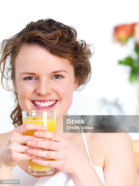 Closeup Do Alegre Menina Beber Sumo - Fotografias de stock e mais imagens de Adulto - Adulto, Beber, Beleza