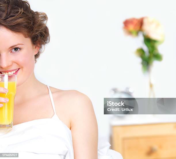 Joven Hermosa Adolescente Beber Jugo Foto de stock y más banco de imágenes de Adolescente - Adolescente, Adulto, Agarrar