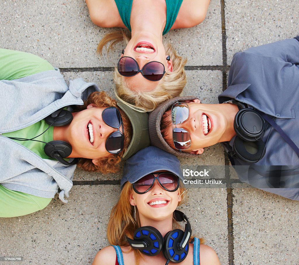 Riendo jóvenes amigos desde arriba - Foto de stock de Acostado libre de derechos