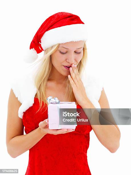 Bella Donna Vestita Come Babbo Natale E Tenendo Un Regalo - Fotografie stock e altre immagini di Adulto