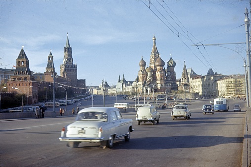 Moscow, Russia, Soviet Union, 1966. Street scene at the Bol`shoy Moskvoretskiy Most along the Moscow Kremlin. Furthermore: cars, pedestrians and St. Basil's Cathedral.