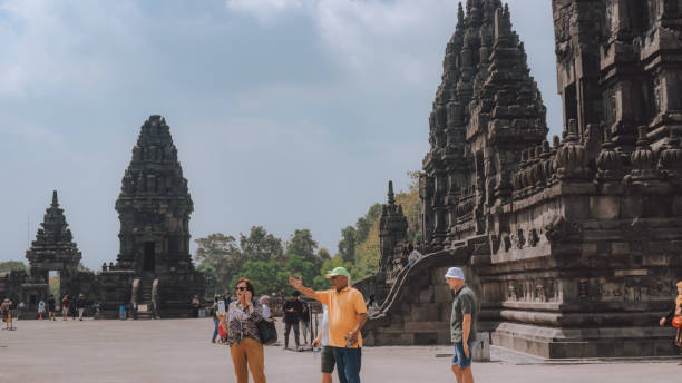 i turisti vengono al tempio di prambanan per le vacanze e scattano foto nell'area del tempio - prambanan temple foto e immagini stock