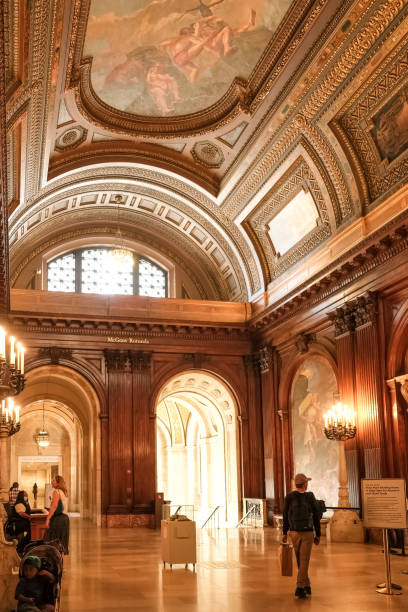 detalle arquitectónico de la biblioteca pública de nueva york (nypl) - new york city new york public library indoors bookshelf fotografías e imágenes de stock