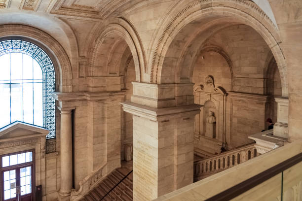 detalle arquitectónico de la biblioteca pública de nueva york (nypl) - new york city new york public library indoors bookshelf fotografías e imágenes de stock